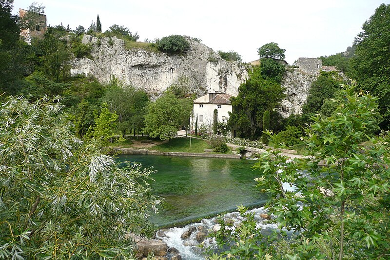 File:La Sorgue le 31 mai 2008 avec une hauteur de 1,53 mètres à Fontaine de Vaucluse 5.JPG