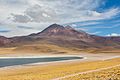 Vulkan Meñiques. Links die Laguna Miscanti. Der weiße Streifen rechts gehört zum Ufer der benachbarten Laguna Meñiques