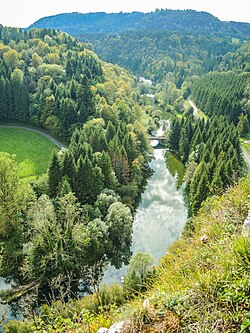 Dessoubre, proti proudu od Pont-Neuf, při pohledu z barona belvedere.jpg