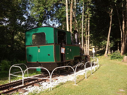 Locomotive du chemin de fer du Montenvers exposée à Mouxy.