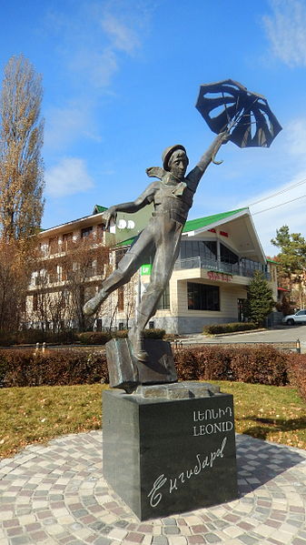 File:Leonid Yengibaryan monument, Tsakhkadzor (5).jpg