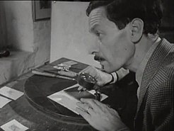Hubert Levigne terwijl hij postzegels aan het graveren is, 1949