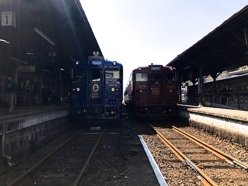 File:Limited Express "Kawasemi-Yamasemi" and "Isaburo-Shimpei" at Hitoyoshi Station.jpg