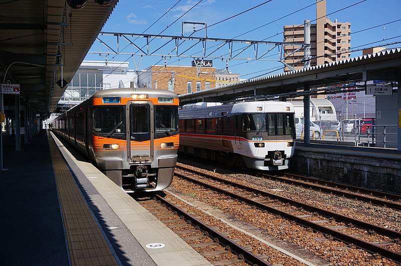 File:Limited Express Shinano and Rapid Service at Tajimi Station.jpg