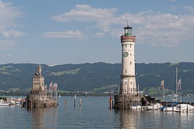 English: Harbor entrance with Bavarian Lion and New Lighthouse, Lindau (Lake Constance, Germany) Deutsch: Hafeneinfahrt von Lindau am Bodensee mit dem Bayerischen Löwen und dem Neuen Leuchtturm.