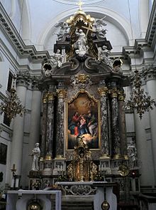 L'altare maggiore della chiesa delle Orsoline della Santa Trinità a Lubiana