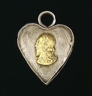 <span class="mw-page-title-main">Locket</span> Pendant that opens to hold a small item