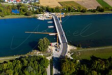 Ansicht von oben auf die neue Isarbrücke in Blickrichtung Lichtensee