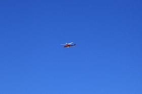 Helikopter flyver over Comino