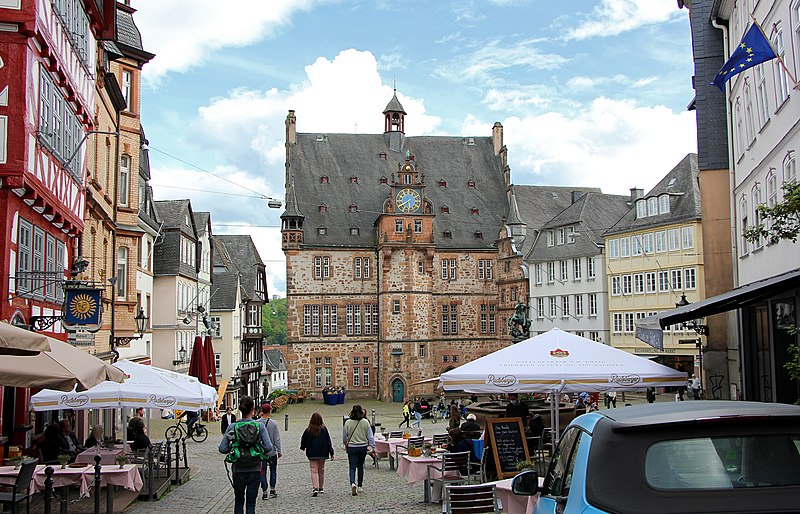 File:Marburg Marktplatz vom oberen Markt.jpg