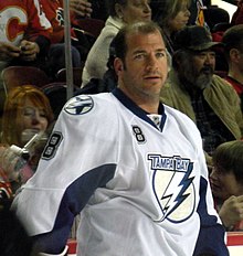 Recchi con la camiseta blanca número 8 de los Tampa Bay Lightning.