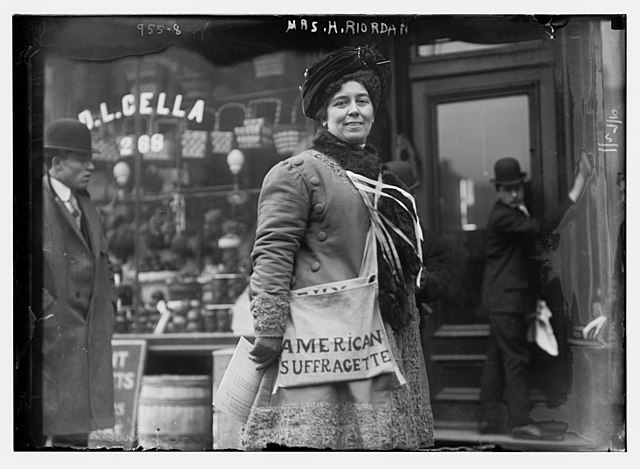 640px-Mrs._H._Riordan,_suffragette,_New_York_LCCN2014684491.jpg (640×469)