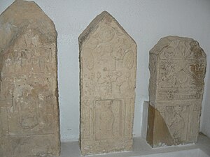 Musée Makthar stèles Ghorfa.jpg