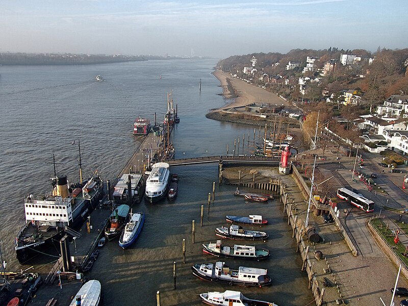 File:Museumshafen Övelgönne Hamburg-Ottensen von oben.jpg