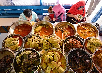 Various types of gulais offered in nasi kapau food stall, Agam Regency, West Sumatra, Indonesia. Nasi Kapau Selera Minang.jpg