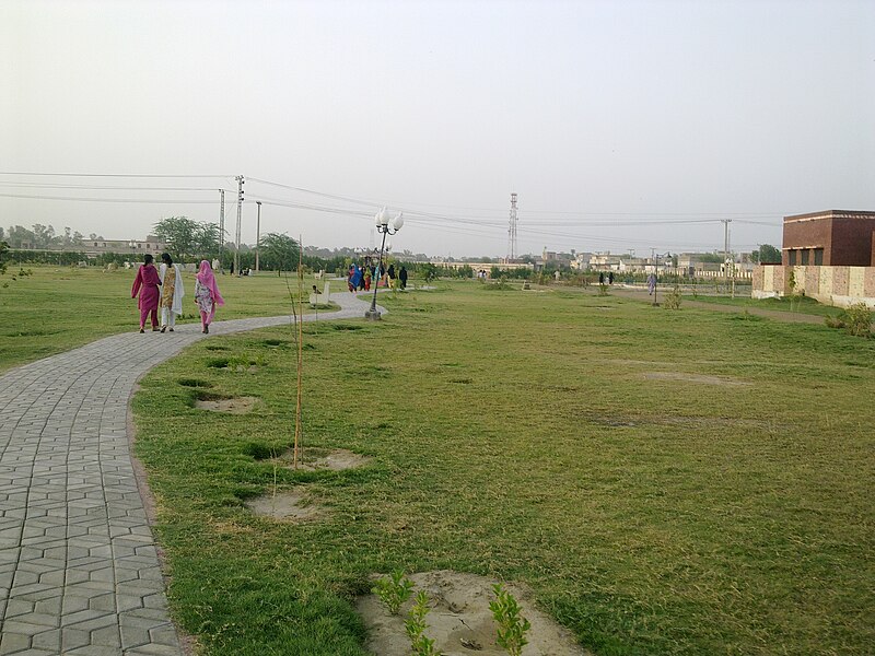 File:Nawaz Sharif Park, D.G. Khan.jpg