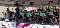 Bilder vom Zelt Musik Festival 2022 in Freiburg im Breisgau Die Jazz Musikerin und ZMF Preisträgerin 2022 Neele Pfleiderer bei einem Spontanauftrit mit dem Freiburger Schüler:Innen Jazzhaus Orchester auf der Fürstenberg Bühne