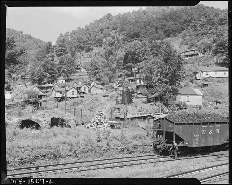 File:Negro housing, water tank and old beehive coke ovens. Gilliam Coal and Coke Company, Gilliam Mine, Gilliam, McDowell... - NARA - 540827.jpg