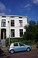 Neoclassicistisch huis met stoep- Vormt een geheel met het buurnummer 11.