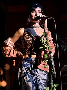 Nesbitt performing at The Peppermint Club, Los Angeles, California, United States, 2017 Nina Nesbitt at The Peppermint Club 04.jpg