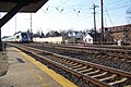 قطار أسالا متجه إلى الشمال، جنوبا من مدينة فيلادلفيا، والصورة تبين ارتفاع السكة الإضافي
