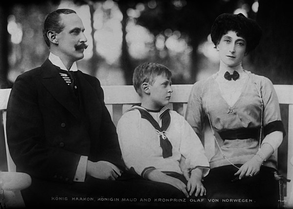 King Haakon VII, Crown Prince Olav and Queen Maud, on 17 July 1913 in Norway