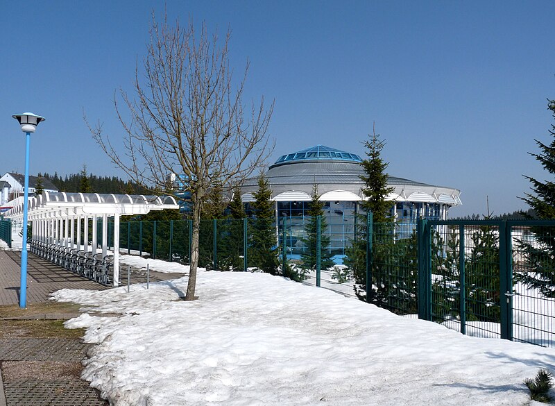 File:Oberhof-Renn-Thermen.jpg