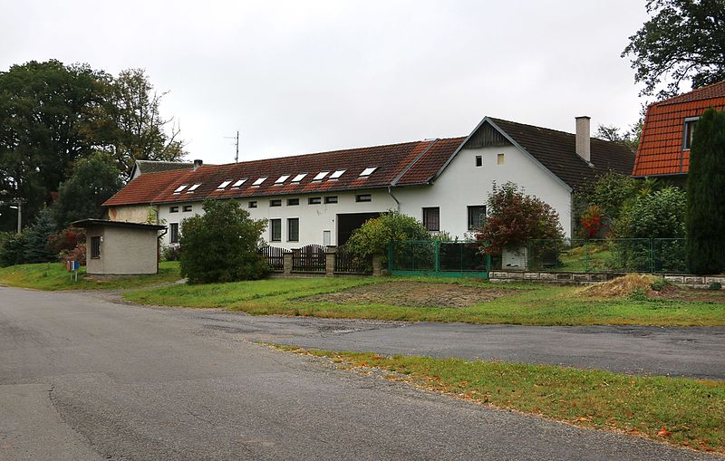 File:Olešná , Plevnice, bus stop.jpg