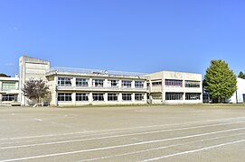 校舎（B棟：左）と特別教室校舎（C棟：右）