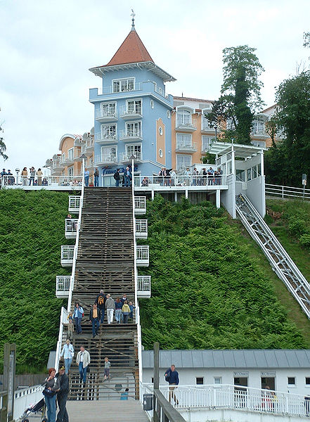 File:Ostseebad Sellin Treppe zur Seebrücke.JPG