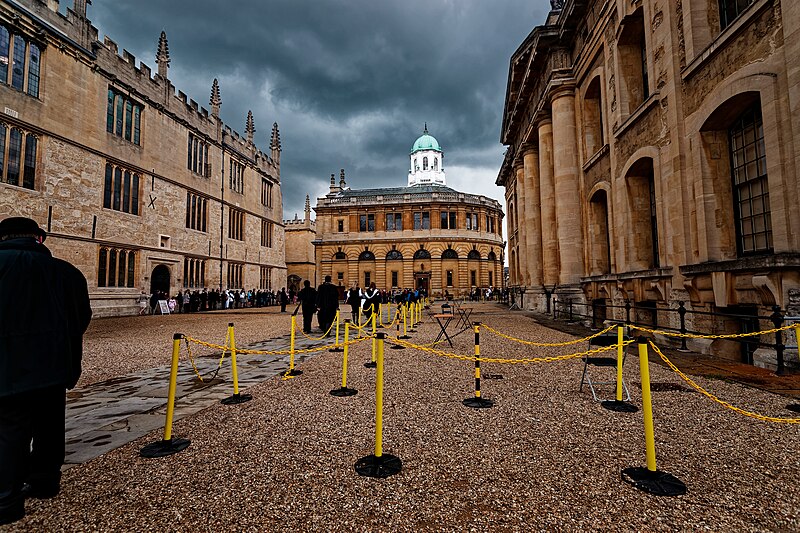 File:Oxford - Catte street - Graduation ceremony in the Sheldonian theatre (june 2011) 04.jpg