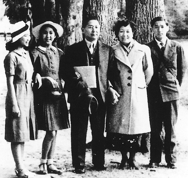 Sun Fo (center) with his family during a diplomatic mission in France in 1938. Pictured from left to right are daughters Sun Sui-ying and Sun Sui-hwa,