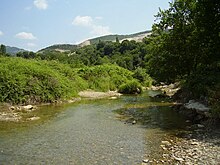 Fluss am Rand der Ortschaft Pandrossos