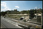 Miniatuur voor Bestand:Parcheggio di Saint-Antoine visto dal boulevard Emile-Jaques-Dalcroze.jpg