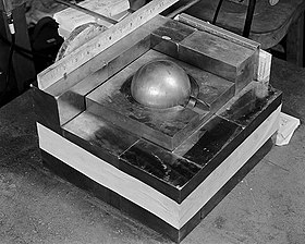 «Ядро-демон»: відтворення конфігурації, використаної під час фатальної аварії з критичністю 1945 року, зі сферою плутонію, оточеної блоками карбіду вольфраму, що відбивають нейтрони.