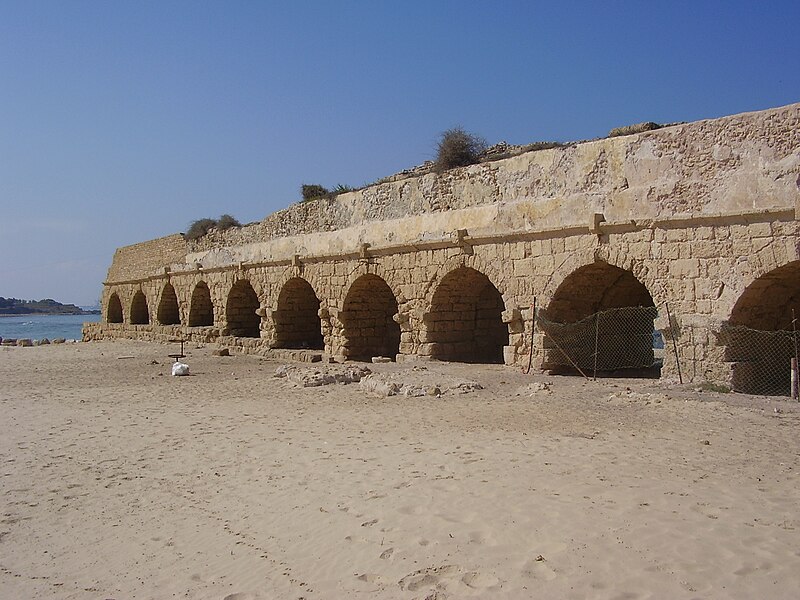 האקוודוקט בחוף קיסריה