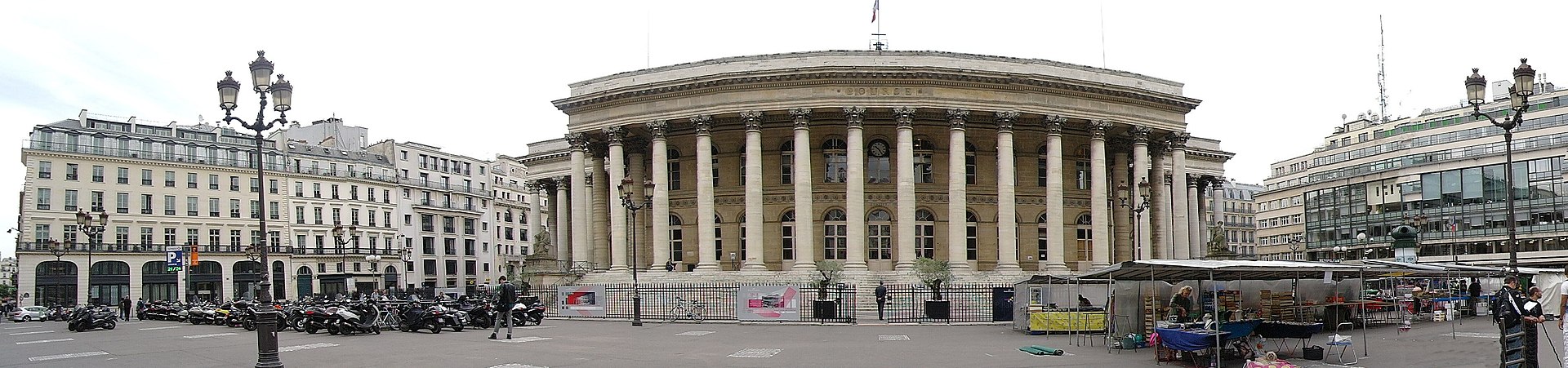 https://upload.wikimedia.org/wikipedia/commons/thumb/1/13/PlacedelaBourse.jpg/1920px-PlacedelaBourse.jpg