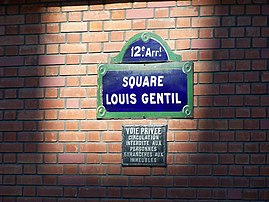 Une plaque odonymique typique de la dénomination des rues parisiennes : celle du square Louis-Gentil, dans le 12e arrondissement. (définition réelle 2 526 × 1 894)