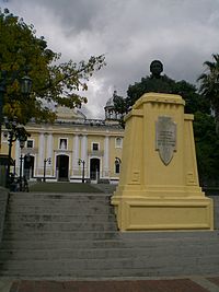 Busto de José Félix Ribas en la Plaza La Pastora, al fondo Iglesia La Pastora