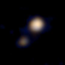 9. April 2015: Erstes Farb­foto von Pluto und Charon