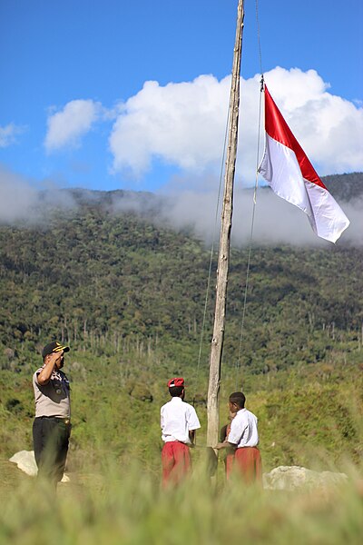 File:Polisi Pimpin Upacara Bendera di SD Papua.jpg