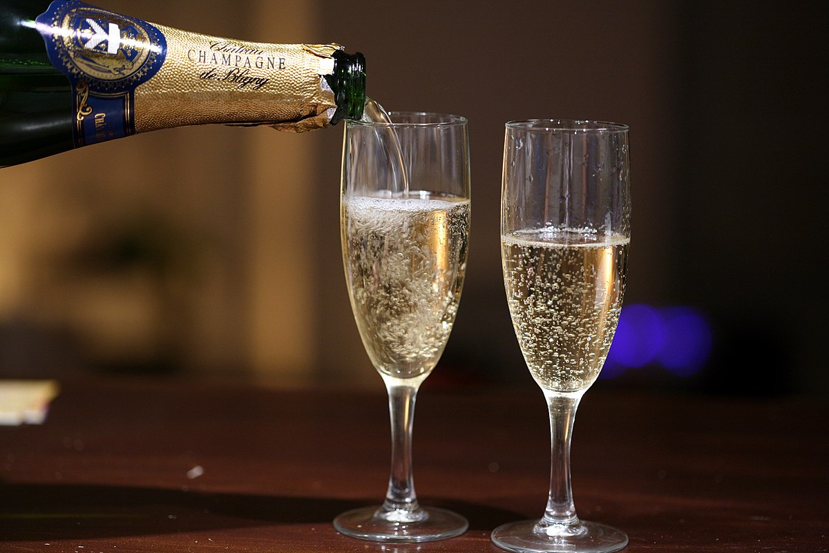 https://upload.wikimedia.org/wikipedia/commons/thumb/1/13/Pouring_champagne.jpg/1200px-Pouring_champagne.jpg