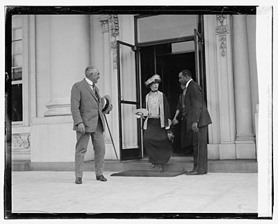 June 20, 1923: U.S. President Harding leaves White House to go on tour, never returns Pres. & Mrs. Harding leaving W.H., 6-20-23 LOC npcc.08967.jpg
