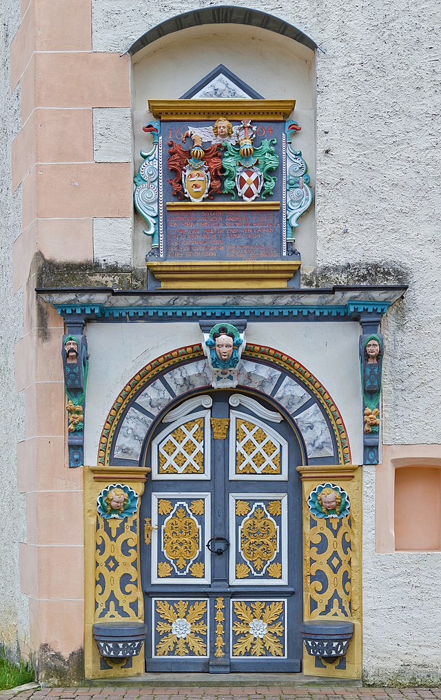 Неоренессансный портал замка Демертин в Гумтове (Германия)