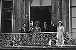 Miniatuur voor Bestand:Prinsjesdag 1975 opening Staten-Generaal Koninklijke familie op balkon Paleis , Bestanddeelnr 928-1560.jpg