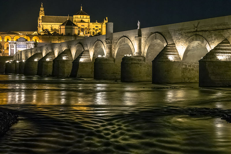 File:Puente sobre El Guadalquivir de cerca.jpg