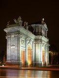 photographie en couleur de nuit de la porte d'Alcalá, vue de côté.
