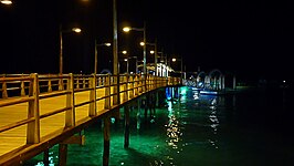 Een houten brug aan de haven van Puerto Ayora