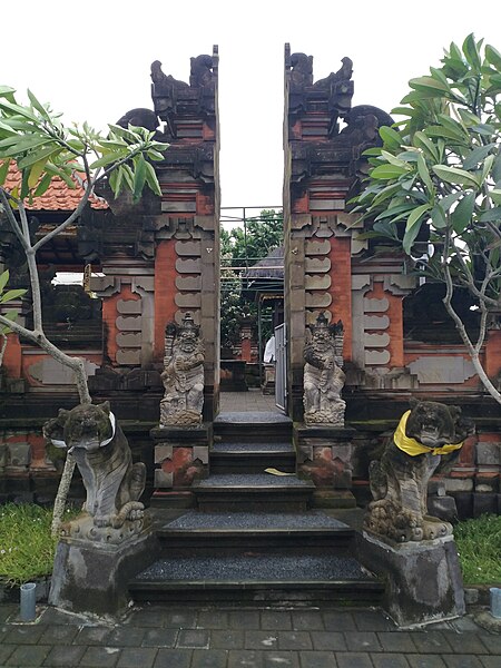 File:Pura Rambut Siwi entrance.jpg