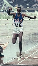 Der Favorit Ralph Boston (hier im Jahr 1964) gewann Gold mit neuem olympischen Rekord